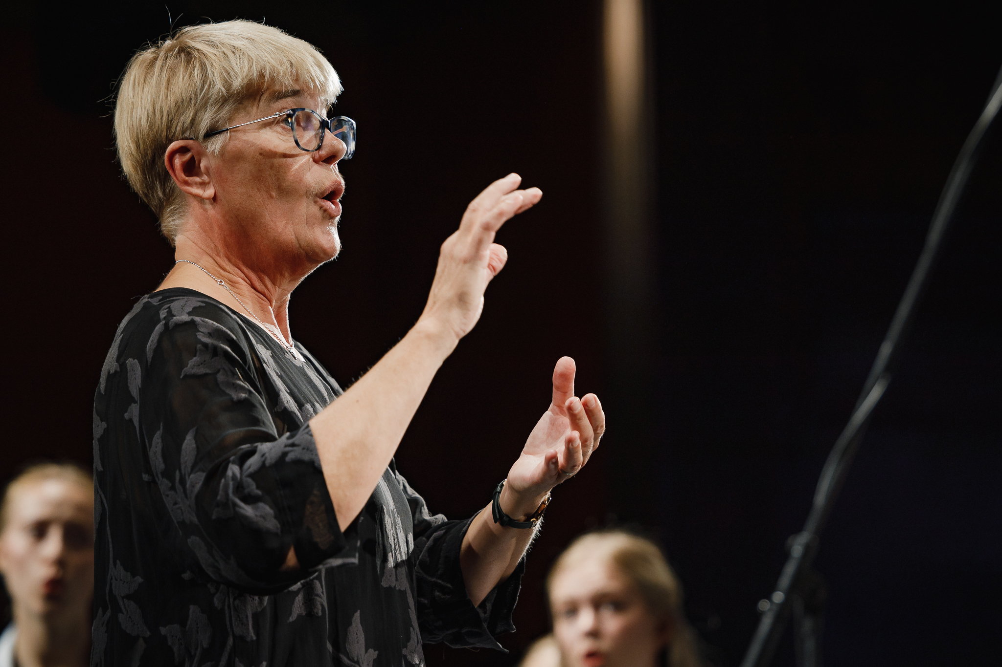 Kerstin Börjeson leder kör