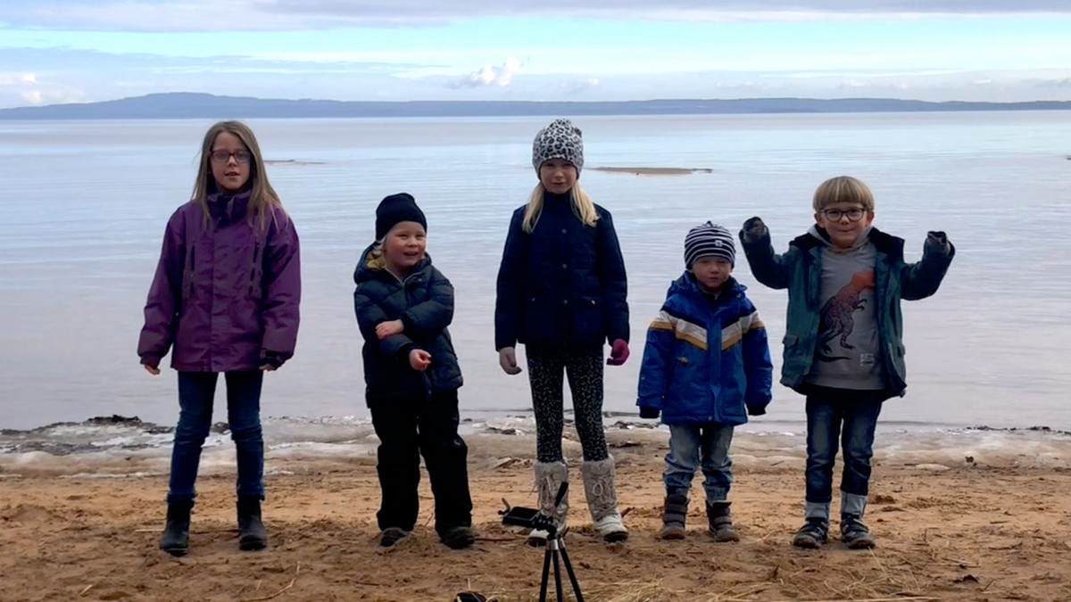 Barn från Lidköping representerar Västra Götalandsregionen i filmen som släpps inför Världsröstdagen. De sjunger Rösträttslåten från stranden vid Skogshyddan med Kinnekulle i bakgrunden. Fotograf/Källa: Emma Johansson